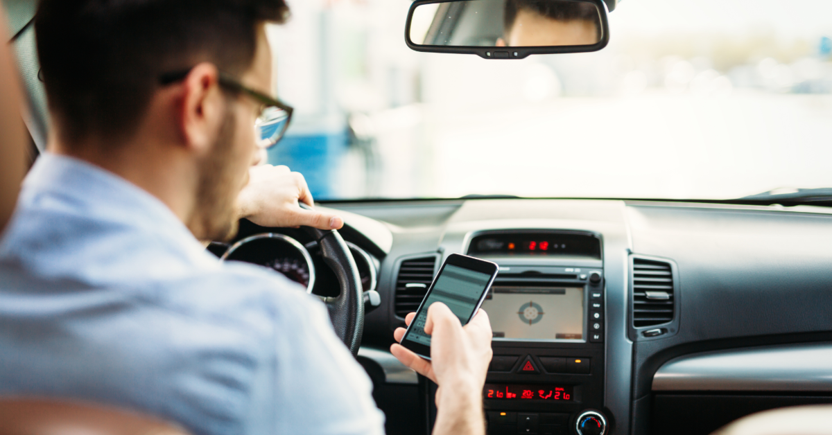 Theo Hands-free Requirements mới nhất, người lái chỉ được phép sử dụng voice control hoặc hands-free devices