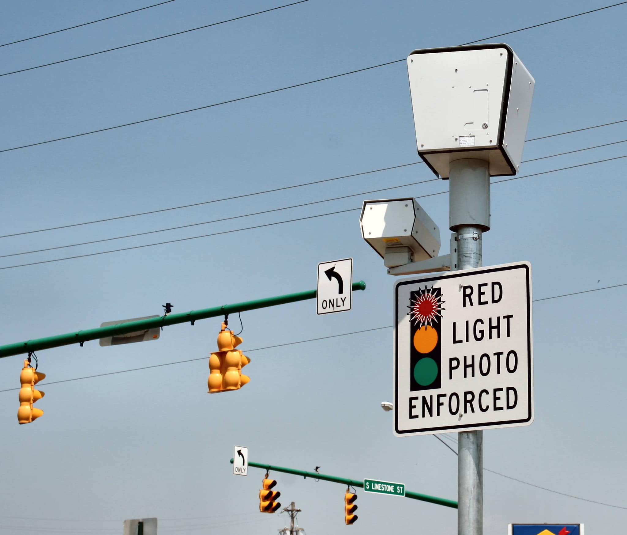 Red Light Camera Ticket California: Có Nên Đóng Phạt Camera Đèn Đỏ CA?