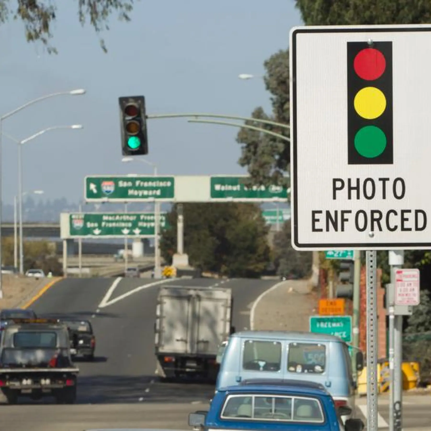 Red Light Camera Ticket California: Có Nên Đóng Phạt Camera Đèn Đỏ CA?