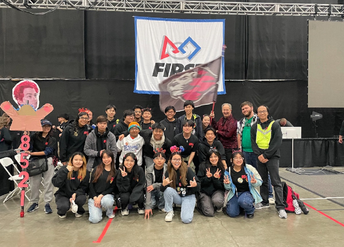 WOW Law Group tài trợ cho đội robocon WHS Robotics