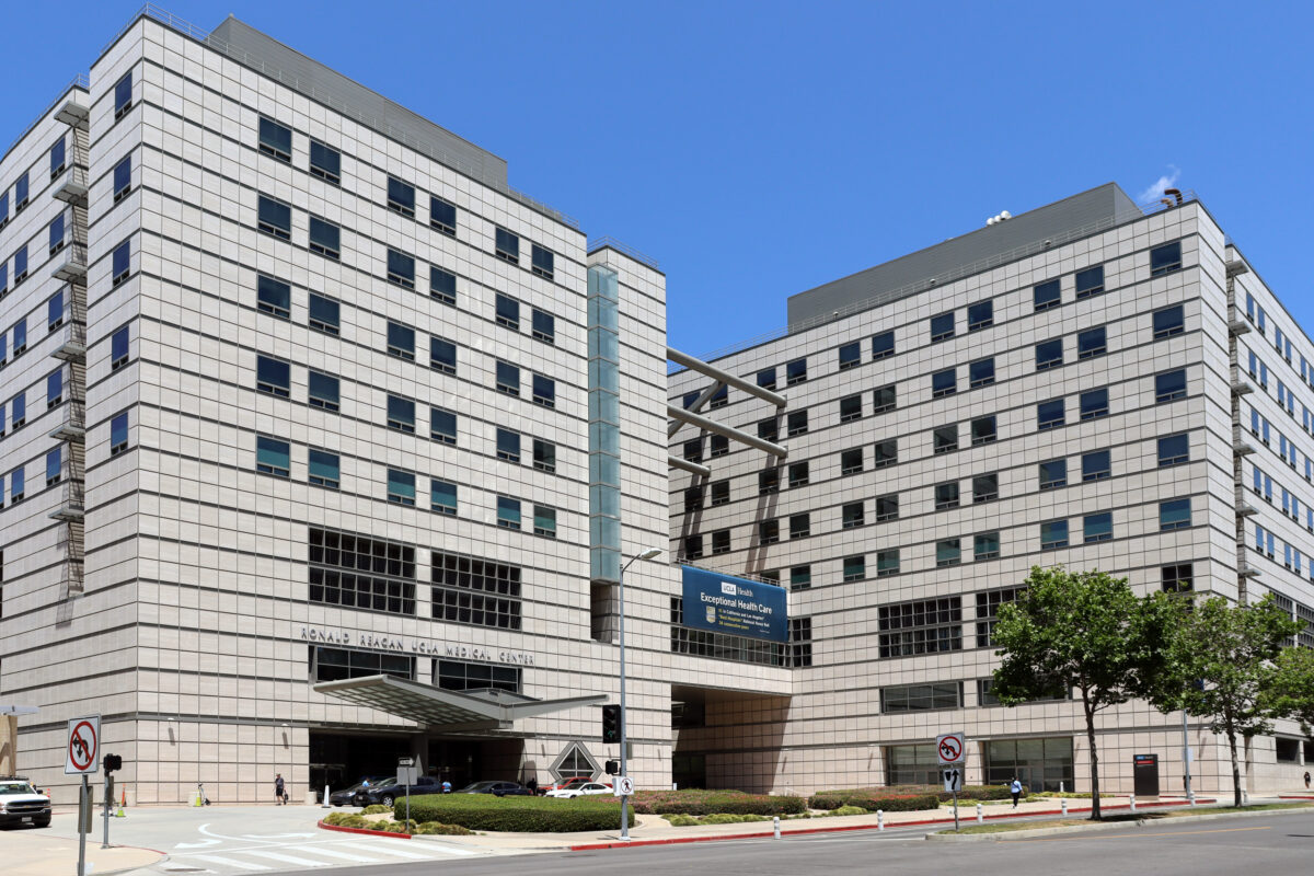 Các bệnh viện lớn như Cedars-Sinai hay UCLA Health thường có mức phí y tế cao hơn