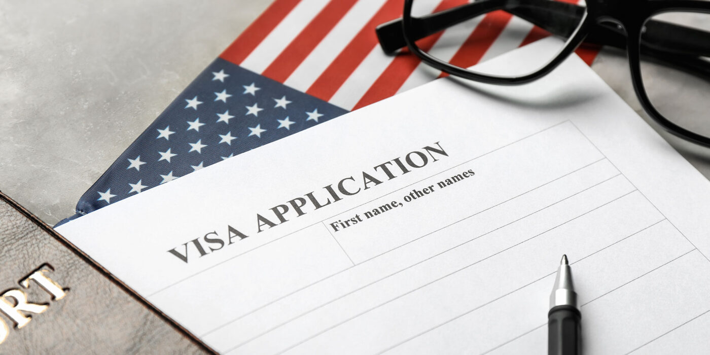 REF là văn bản chính thức từ USCIS hoặc Lãnh sự quán Hoa Kỳ, cho thấy hồ sơ cần được làm rõ thêm trước khi có quyết định cuối cùng