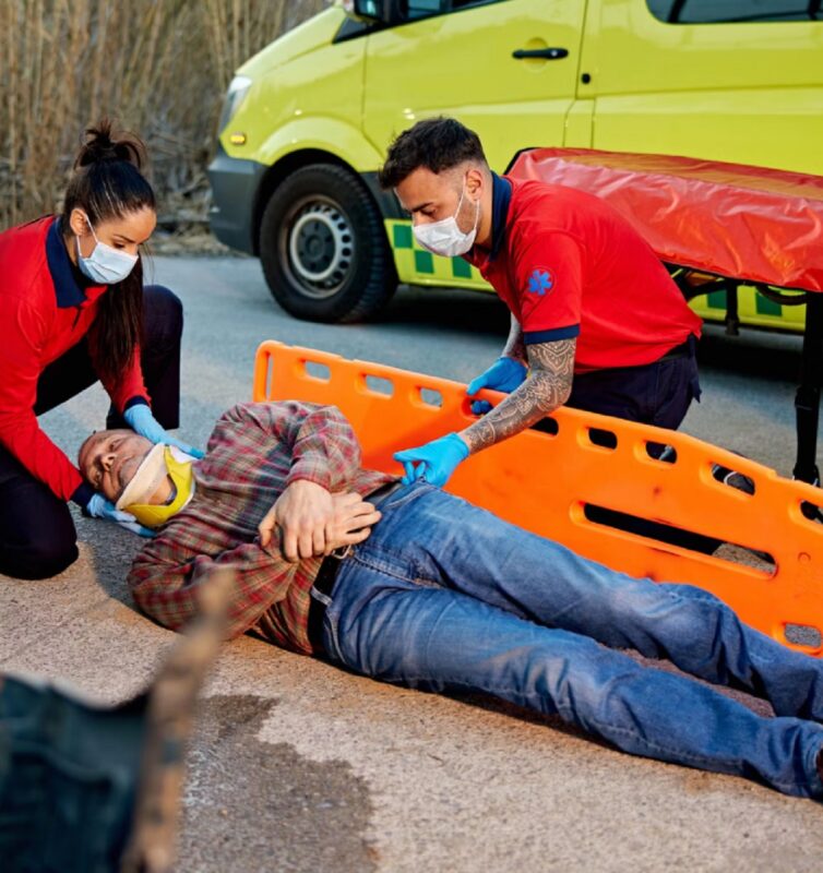 Gọi 911 để báo cáo tai nạn cũng như đưa người bị thương đi cấp cứu